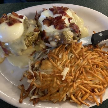 Metro Diner - Hamburger eggs Benedict w/crispy hash browns - American Near Me - Charlotte, North Carolina Metro Diner - Hamburger eggs Benedict w/crispy hash browns - American Near Me - Charlotte, North Carolina