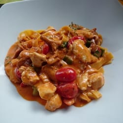 Castello - Bandnudeln mit Hähnchen, Tomaten, Lauch, Pfifferlingen an einer Knoblauch Parmesan Sauce