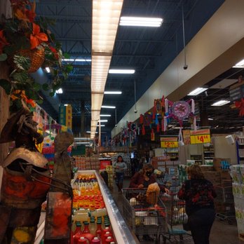 Mi Tienda - a woman shopping in a grocery store - Grocery Near Me - Houston, Texas Mi Tienda - a woman shopping in a grocery store - Grocery Near Me - Houston, Texas
