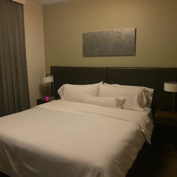 Element Vancouver Metrotown - Bedroom - Hotels Near Me - Burnaby, British Columbia Element Vancouver Metrotown - Bedroom - Hotels Near Me - Burnaby, British Columbia