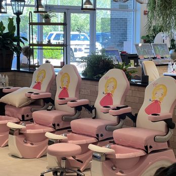 Qq Nail Lounge - Kids chairs - Nail Salons Near Me - Knoxville, Tennessee