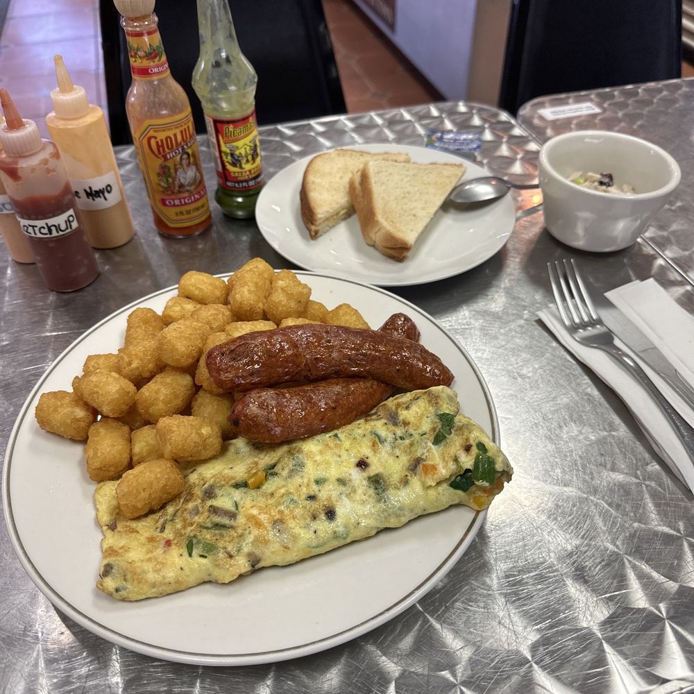 Veggie omelette with Colombian chorizo and tater tots Veggie omelette with Colombian chorizo and tater tots