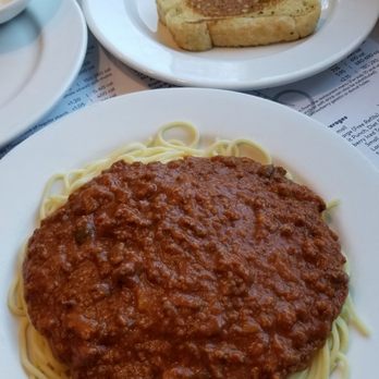 Zippy's Kahala - Spaghetti with garlic bread - Diners Near Me - Honolulu, Hawaii