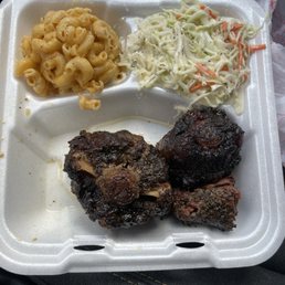 Smoked oxtail with Mac n cheese and Cole slaw