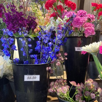 Lancaster Central Market - Fresh flowers - Farmers Market Near Me - Lancaster, Pennsylvania