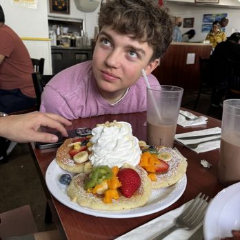 Eggs 'n Things - Waikiki Beach Eggspress - All Fresh Fruit Rainbow Pancakes - Breakfast & Brunch Near Me - Honolulu, Hawaii
