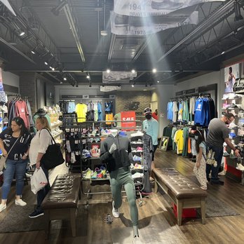 New Balance - Vista general - Shoe Stores Near Me - San Juan, Puerto Rico