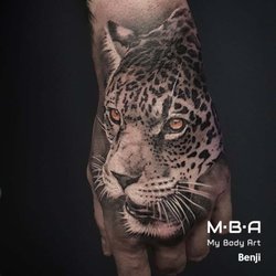 MBA - My Body Art - Tatouage guépard sur la main réaliste, réalisé par Benji, en guest à MBA - My Body Art Lyon