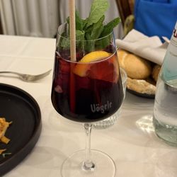 Wirtshaus Vögele - Black Hugo Spritz