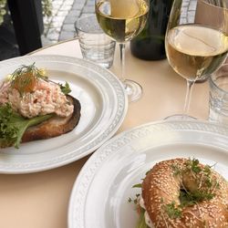 Skagens salat and lox bagel