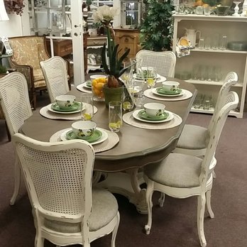 Rustic & Refined Interiors - Beautiful dining set with 6 chairs. This set can be round or add two leafs to extend to a large set! - Antiques Near Me - Bakersfield, California Rustic & Refined Interiors - Beautiful dining set with 6 chairs. This set can be round or add two leafs to extend to a large set! - Antiques Near Me - Bakersfield, California