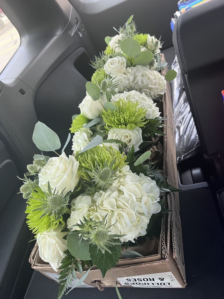 LOLLIPOPS & ROSES FLORIST Updated August 2024 22 Photos & 32