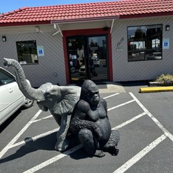 Noah's Ark Restaurant - Fun animal statues outside the restaurant.