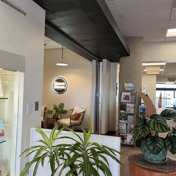 Sama Sama - The inside of the Learning Commons building when you enter - Bubble Tea Near Me - Pearl City, Hawaii