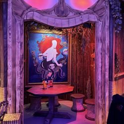 ShipWreck - One of the seating areas, their take on Māori.