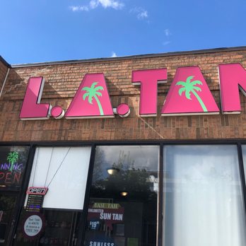 L.A. Tan - Entrance to LA Tan on Waveland - Spray Tanning Near Me - Chicago, Illinois