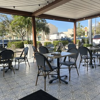 The Hampton Social - Naples - Nice patio! Perfect for lunch - New American Near Me - Naples, Florida