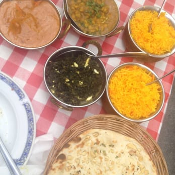 Shapla - Chicken tiki masala, dal tarka and salag paneer with some garlic naan - Indian Near Me - Madrid, M