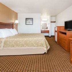 Super 8 by Wyndham Goodland - Guest room