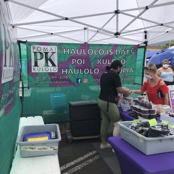 Pomai Kulolo - two people at a booth - Street Vendors Near Me - Kaneohe, Hawaii