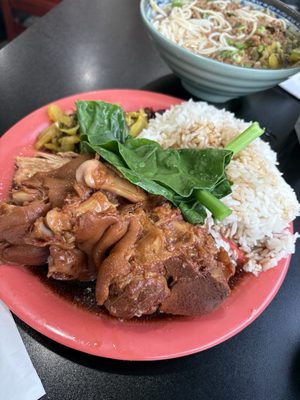 Lee’s Kitchen Noodle & Rice U Dub by null