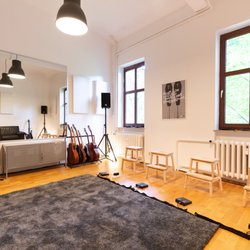MYOUSIC School - Eine moderne Atmosphäre steht bei uns im Vordergrund. In unserem großen und hellen Gitarren/ Bass Raum wirst du dich in angen...