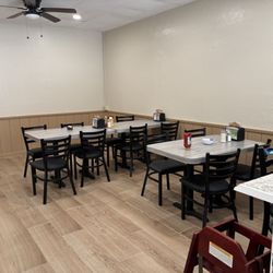 Lindo's Diner - Clean tables