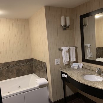 Hilton Garden Inn Findlay - 1 bedroom suite bathroom with whirlpool - Hotels Near Me - Findlay, Ohio