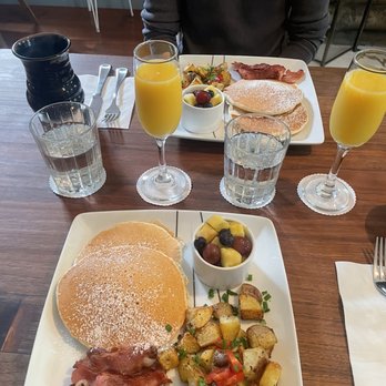 The Ellis Inn - Our wonderful breakfast! - Bed & Breakfast Near Me - Colchester, Vermont The Ellis Inn - Our wonderful breakfast! - Bed & Breakfast Near Me - Colchester, Vermont