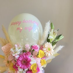 Shanka Flowers - Large flower box with a personalized balloons and sweets