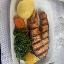 Restaurante O Carvoeiro de Palma - Grilled fresh salmon steak