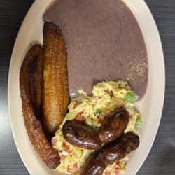 La Costa Del Sol - Desayuno con Platanos Fritos, huevos revueltos, frijoles y chorizo.