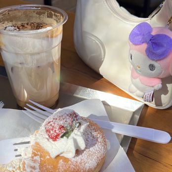 Memorylook - Caramel Einspanner and strawberry cream - Coffee & Tea Near Me - Los Angeles, California Memorylook - Caramel Einspanner and strawberry cream - Coffee & Tea Near Me - Los Angeles, California