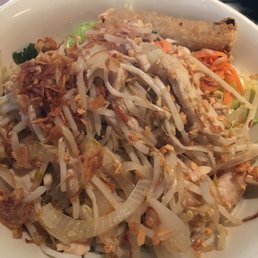 Bun Ga va Cha Gio (Dried noodles with chicken and egg rolls) Bun Ga va Cha Gio (Dried noodles with chicken and egg rolls)