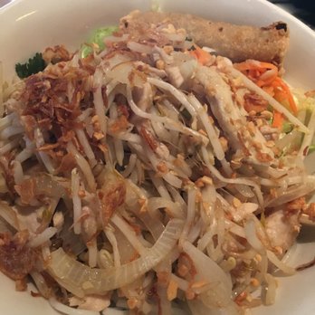 Pho - Bun Ga va Cha Gio (Dried noodles with chicken and egg rolls) - Vietnamese Near Me - London, XGL Pho - Bun Ga va Cha Gio (Dried noodles with chicken and egg rolls) - Vietnamese Near Me - London, XGL