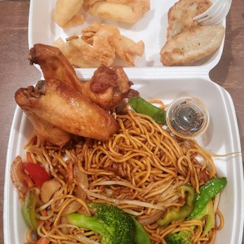Lucky Dragon - Veggie Lo Mein combo w wings, crab rangoons and fried peking ravioli (dumplings) added on. Loved it! - Chinese Near Me - Quincy, Massachusetts