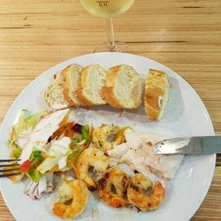 Fisch-Döpkens - Garnelen mit Salatbeilage, Knofisoße und Brot.