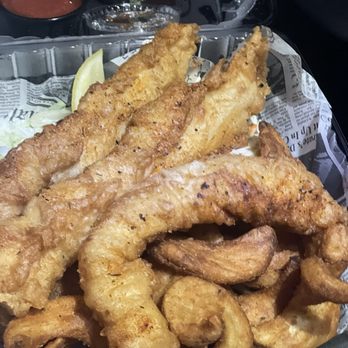 Castaways  - The fish and chips was more than enough for 2 people to share - New American Near Me - Savannah, Georgia