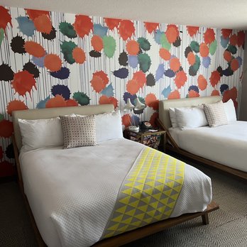 The Kinney - 2 queens - room 327 - Hotels Near Me - Venice, California