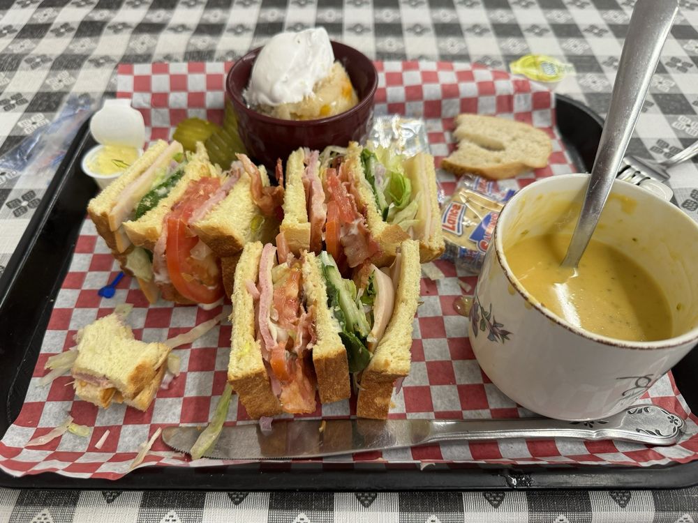 Farmer in the Deli Logo