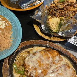 Pollo fundido, Pina fajita (one in the half pineapple)