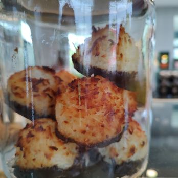 Victoria Café - Coconut macaroons - Coffee & Tea Near Me - Châteauguay, Quebec Victoria Café - Coconut macaroons - Coffee & Tea Near Me - Châteauguay, Quebec