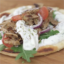 Vleesch Noch Visch - Griekse pita met vegetarisch lekkere gyros, homemade tzatziki, rucola, tomaat, rode ui & oregano.