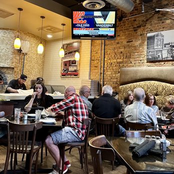 Urban Crust - Interior is cozy and welcoming - Pizza Near Me - Plano, Texas