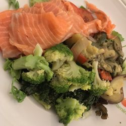 Vitaminas - Custom salad with smoked salmon, broccoli, grilled vegetables, spinach, and tomatoes