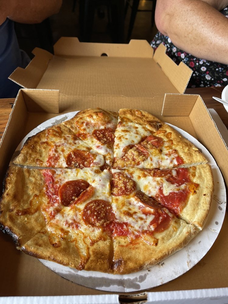 Knaebe's Mmmunchy Krunchy Apple Farm Logo