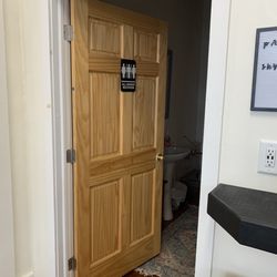 SkyHy Nutrition Lounge - Unisex bathroom