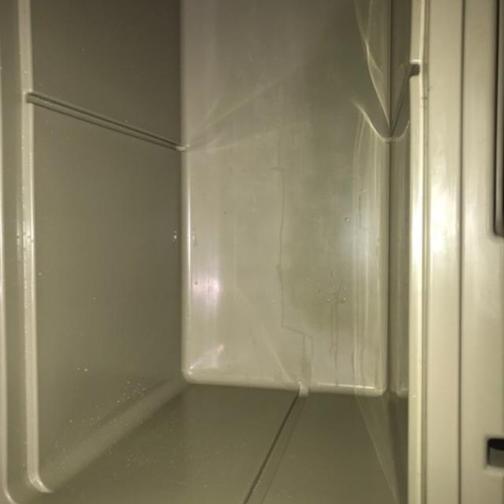 BBQ Island - Water and dirty streaks inside "new" Yeti cooler.  Even after receiving this back at their store they kept claiming it was a new Yeti - Appliances Near Me - Tempe, Arizona
