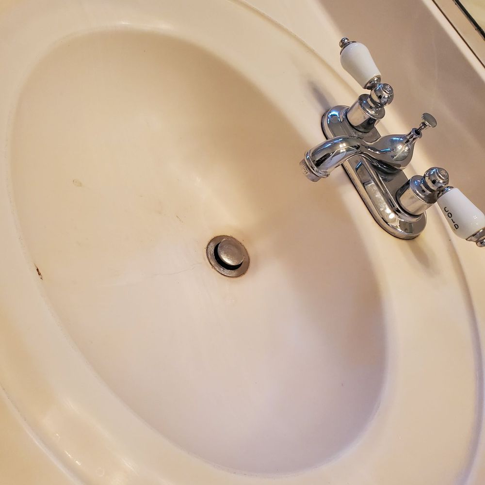 Esteban's House Cleaning - Sloppy job on the sink. - Home Cleaning Near Me Esteban's House Cleaning - Sloppy job on the sink. - Home Cleaning Near Me
