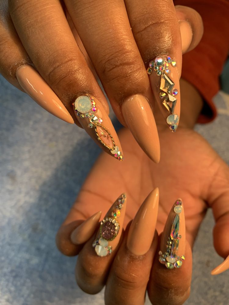 Linda Nails Spa Logo